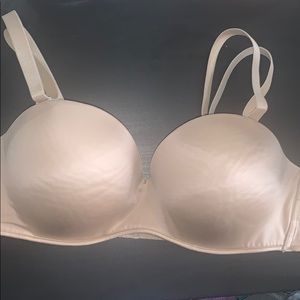 Versatile cacique bra with underwire.